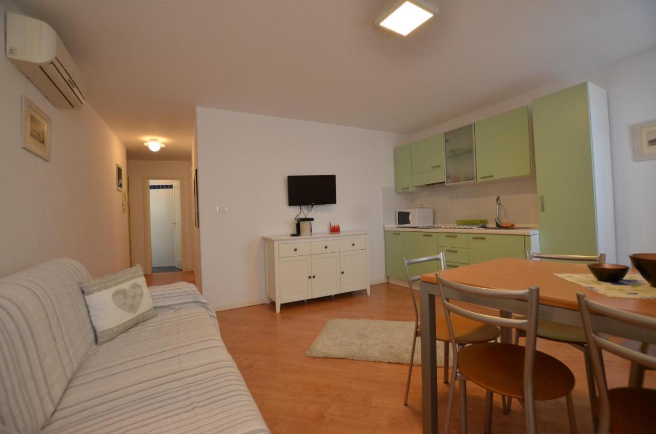 Stella 2 Sea View Apartment 로비니 외부 사진